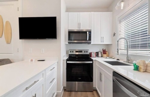Downtown House | Charming 2-bedroom townhome with AC and WiFi in Pensacola