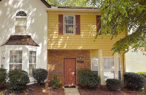 Town Center House | Charming 2-bedroom townhome with AC, WiFi in Kennesaw