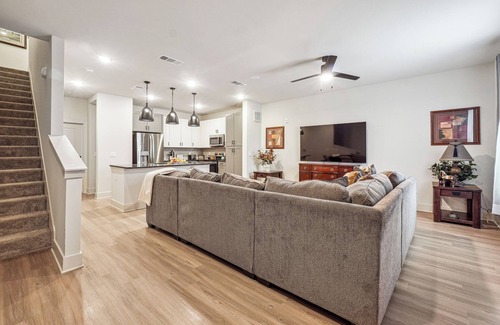Austell House | Charming 2-Bedroom Townhome in Austell close to Battery, 6 Flags + Fitness room