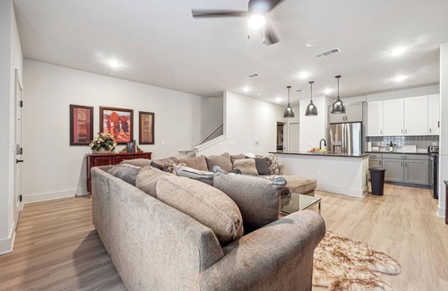 Austell House | Charming 2-Bedroom Townhome in Austell close to Battery, 6 Flags + Fitness room