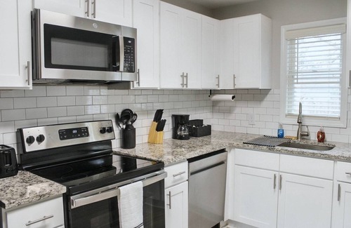 East Raleigh House | Charming 2-bedroom townhome in Raleigh with AC, WiFi