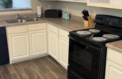 Athens House | Charming 2-bedroom townhome in marvelous Athens with AC
