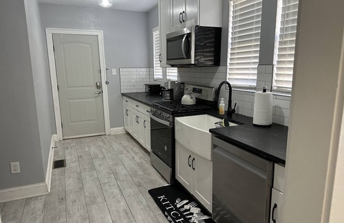 Oak Cliff House | Charming 2-bedroom townhome with AC and WiFi in fabulous Dallas near downtown