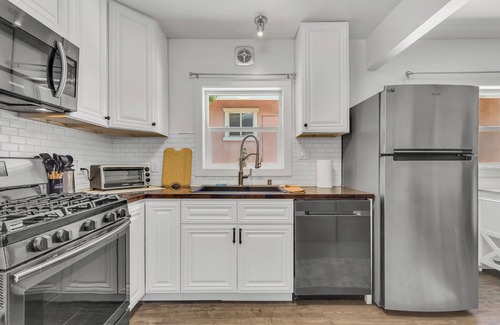 Southeastern Sacramento House | Charming 2-bedroom Unit in Duplex Nestled in A Quiet Neighborhood.
