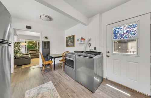 Southeastern Sacramento House | Charming 2-bedroom Unit in Duplex Nestled in A Quiet Neighborhood.