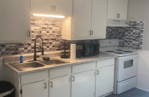Chardon Apartment | Charming 2-bedroom upstairs apartment in lovely Chardon with AC