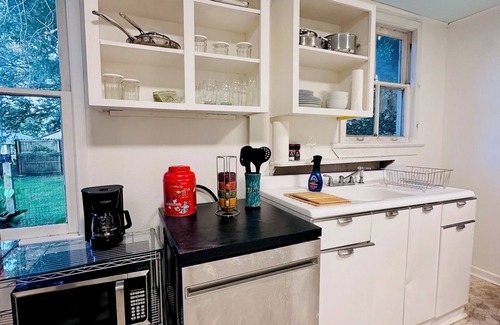 Mid City South House | Charming 2-bedroom house in lovely Baton Rouge with WiFi, AC