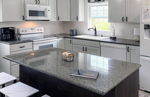Bloomington House | Charming 2-bedroom house with AC, WiFi in delightful Bloomington