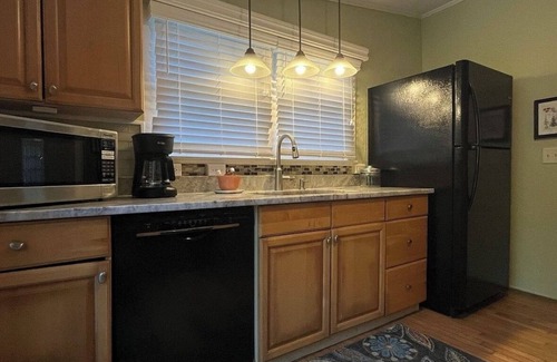 Brooksville Cottage | Charming 2-bedroom cottage with AC, WiFi in tranquil Brooksville