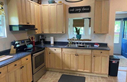 Fayetteville House | Charming 2-bedroom Bungalow located 5 minutes from New River National Park