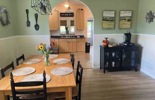 Fayetteville House | Charming 2-bedroom Bungalow located 5 minutes from New River National Park
