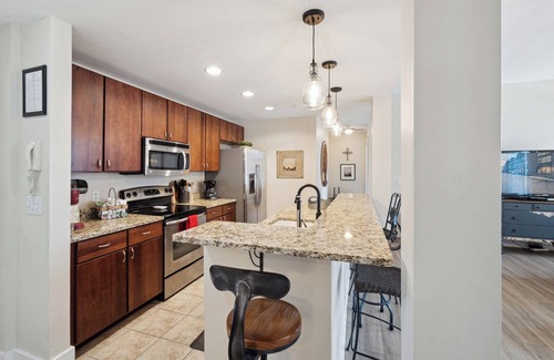 Grand Haven Condo | Charming 2-bedroom condo in Grand Haven. 5 Minute Walk to Downtown!