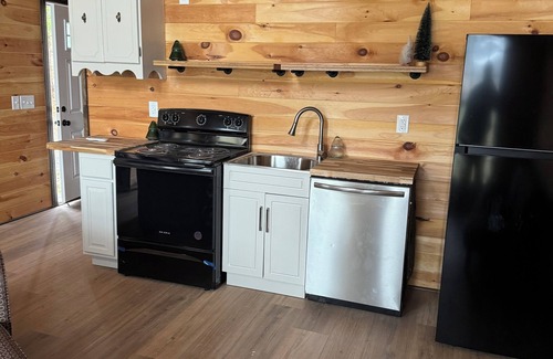 Guntersville Cabin | Charming 2-bedroom cabin with WiFi, AC 5 minutes away from Lake Guntersville