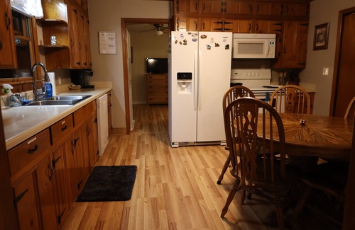 Guntersville House | Charming 2-bedroom house in superb Guntersville with AC, WiFi, carport & deck.