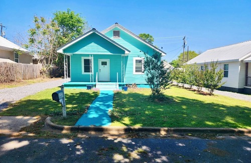Guntersville Cottage | Charming 2-bedroom cottage, sleeps 2-4, with WiFi & AC in adorable Guntersville