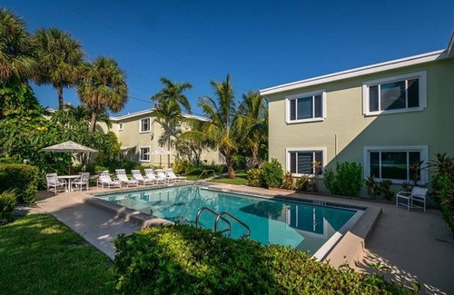 Ilexhurst Condo | Charming 2-bedroom condo with WiFi, AC in serene Holmes Beach Walk to the beach