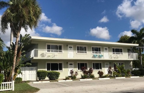 Ilexhurst Condo | Charming 2-bedroom condo with WiFi, AC in serene Holmes Beach Walk to the beach