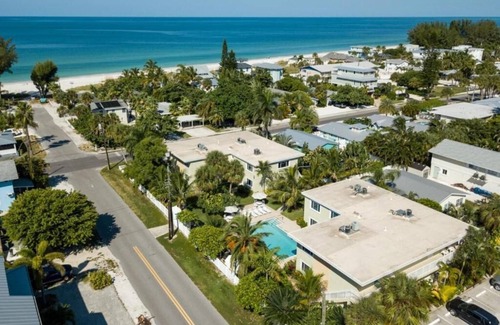 Ilexhurst Condo | Charming 2-bedroom condo with WiFi, AC in serene Holmes Beach Walk to the beach