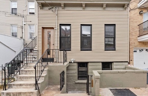 West Side Apartment | Charming 2-bedroom apartment in Jersey City & Minutes to NYC