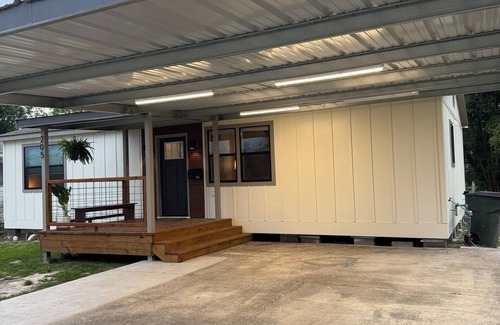 Lake Charles House | Charming 2-bedroom house with WiFi, AC in delightful Lake Charles