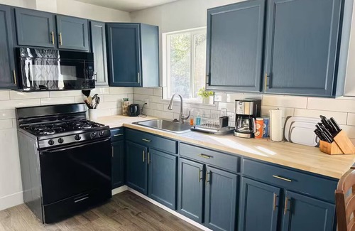 Kelseyville Cabin | Charming 2-bedroom cabin with Wi-Fi included in Loch Lomond