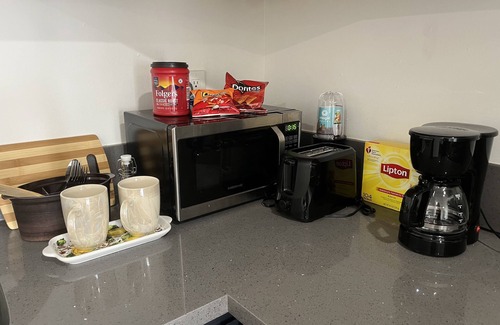 Palms House | Charming 2-Bedroom Guesthouse, Private, fully fenced Backyard, near Culver City!