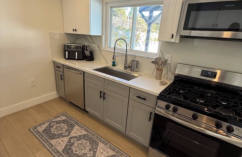 Reseda House | Charming 2-bedroom house with WiFi, AC in brilliant Los Angeles