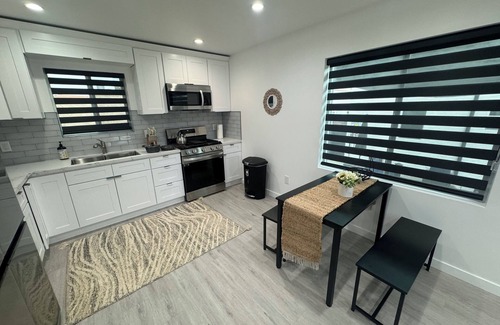 Crenshaw House | Charming 2-bedroom bungalow in Los Angeles with AC, WiFi, Centrally Located!