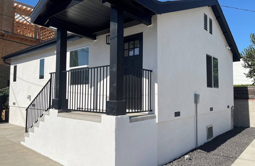 Crenshaw House | Charming 2-bedroom bungalow in Los Angeles with AC, WiFi, Centrally Located!