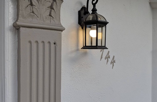 Miracle Mile House | Charming 2-bedroom with AC, WiFi in vibrant Los Angeles