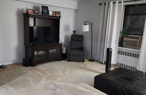 North Side Apartment | Charming 2-bedroom apartment in lovely Mount Vernon with free parking on site