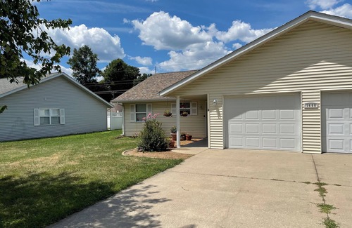 Murphysboro House | Charming 2-bedroom Condo with large driveway in Murphysboro sleeps up to10