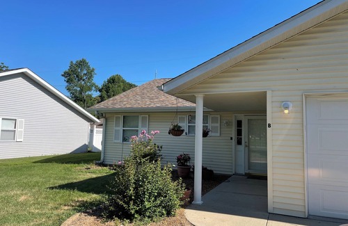 Murphysboro House | Charming 2-bedroom Condo with large driveway in Murphysboro sleeps up to10
