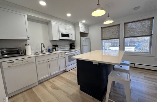 Narragansett Pier Apartment | Charming 2-bedroom apartment, 2 minutes from the beach!