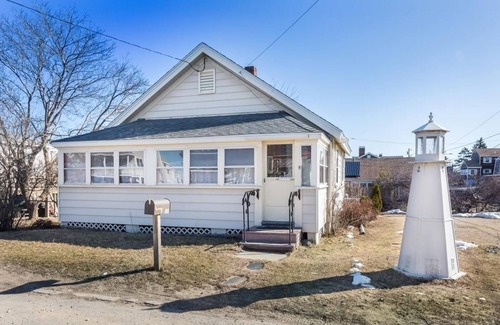 Newburyport Cottage | Charming 2-bedroom dreamer's cottage, steps to the beach
