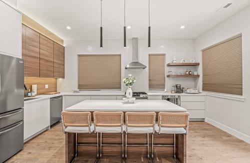Poplar Condo | Charming 2-bedroom condo in delightful Philadelphia with WiFi, AC