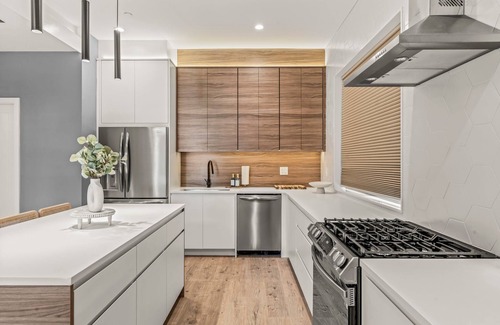 Poplar Condo | Charming 2-bedroom condo in delightful Philadelphia with WiFi, AC