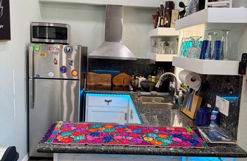 Port Isabel Cottage | Charming 2-bedroom cottage with AC, WiFi in Port Isabel- Casita de Nina