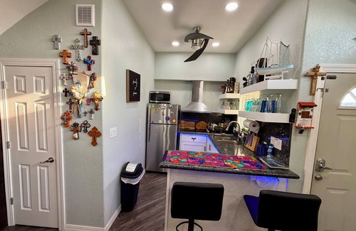 Port Isabel Cottage | Charming 2-bedroom cottage with AC, WiFi in Port Isabel- Casita de Nina