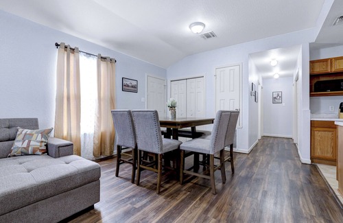 North San Antonio - SAT Apartment | Charming 2-bedroom apartment with WiFi and AC in delightful San Antonio