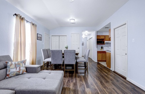 North San Antonio - SAT Apartment | Charming 2-bedroom apartment with WiFi and AC in delightful San Antonio