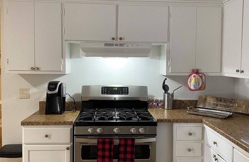 Arena District House | Charming 2-bedroom house in EastCentral San Antonio with WiFi, AC,Heater