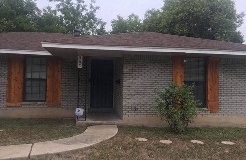 Arena District House | Charming 2-bedroom house in EastCentral San Antonio with WiFi, AC,Heater