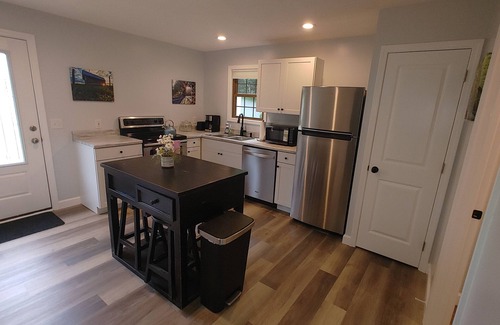 Johnson County House | Charming 2-bedroom house with WiFi, AC in wonderful Shady Valley
