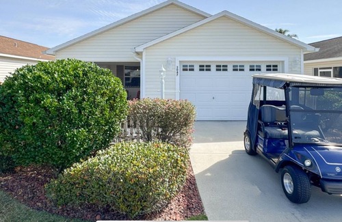 The Villages House | Charming 2-bedroom house 5 min to Brownwood Square for nightly entertainment.