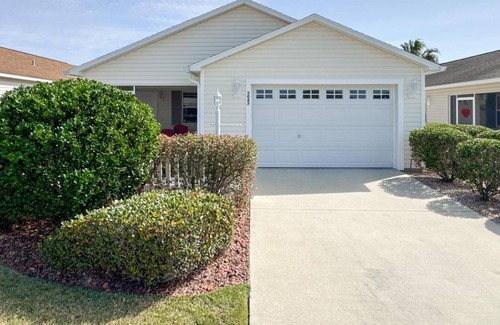 The Villages House | Charming 2-bedroom house 5 min to Brownwood Square for nightly entertainment.