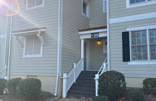 Lackey Condo | Charming 2-bedroom condo in delightful Williamsburg with fitness room, WiFi