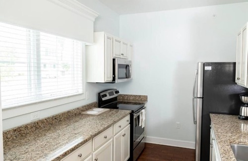 Lackey House | Charming 2-bedroom townhome in fabulous Williamsburg with AC, WiFi, fitness room