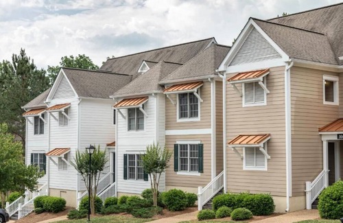 Lackey House | Charming 2-bedroom townhome in fabulous Williamsburg with AC, WiFi, fitness room