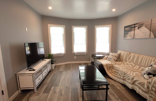 Wallington Apartment | Charming 2-Bedroom w/free parking-no cleaning fee